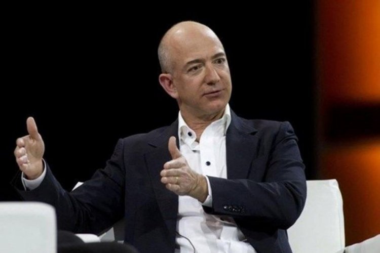 Jeff Bezos'a evinin &ouml;n&uuml;nde giyotinli tehdit