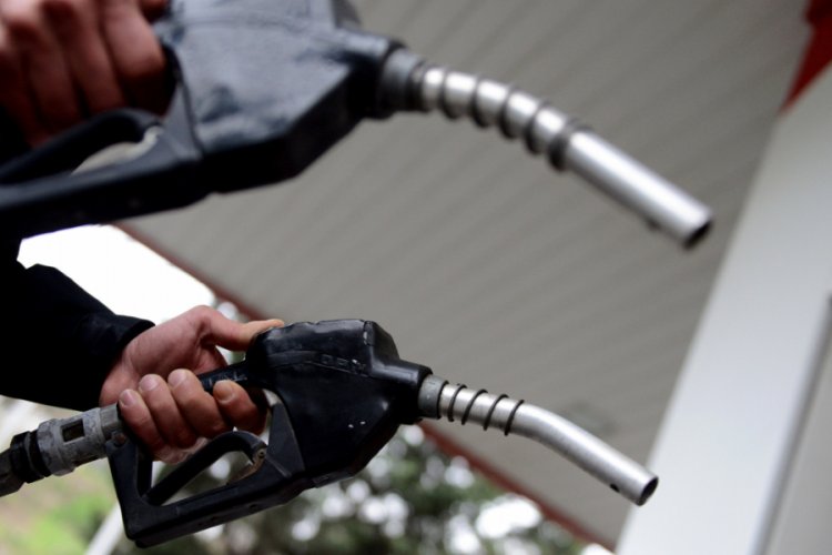 Benzine 11 kuruş, motorine 10 kuruş zam