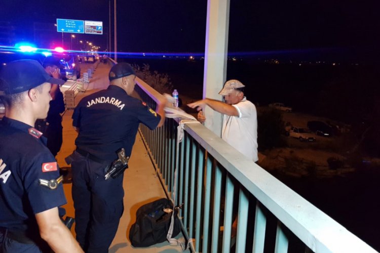 K&ouml;pr&uuml;ye &ccedil;ıkıp, boynuna bağladığı iple intihara kalkıştı