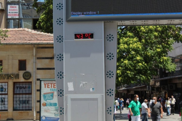 Termometre 43 dereceyi g&ouml;rd&uuml;, bunalan vatandaşlar deniz istedi