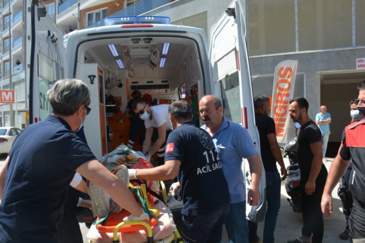 Freni boşalan kamyonet &uuml;st ge&ccedil;ide &ccedil;arptı: 2 yaralı