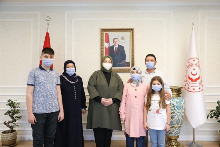 Bakan Sel&ccedil;uk, g&ouml;rme engelli hafız Ravzanur'u ağırladı