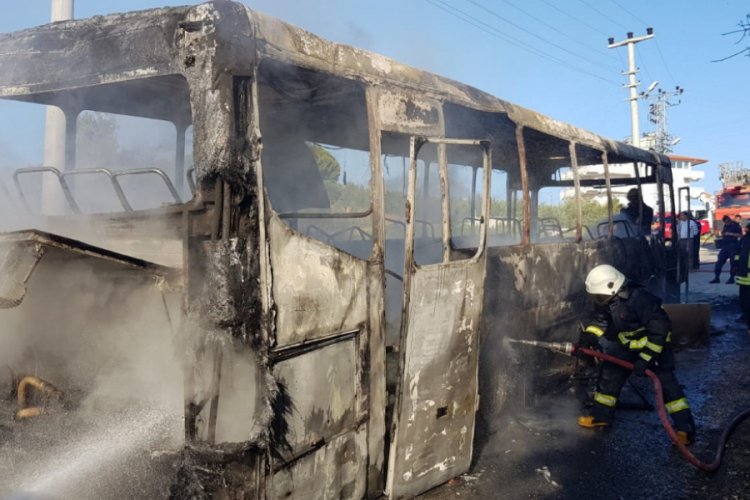 Park halindeki otobüs alev alev yandı