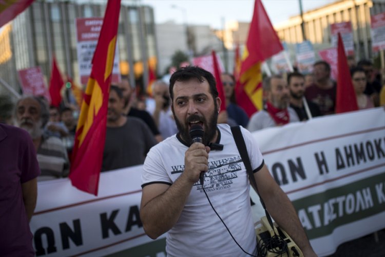Atina'da gösterilerin kısıtlanması protesto edildi