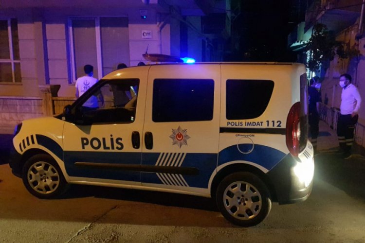Arkadaşlarıyla yaşadığı evde tabancayla sırtından vuruldu
