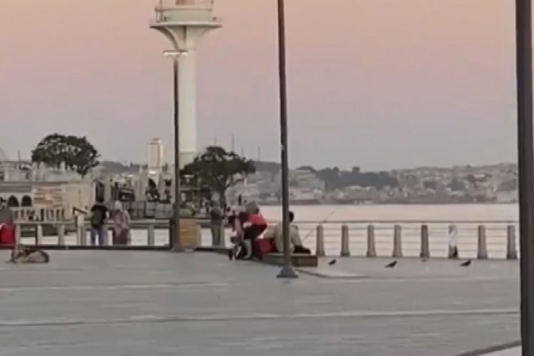 Erkek arkadaşını yere yatırıp d&ouml;vd&uuml;!