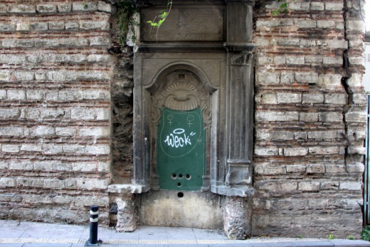 231 yıllık &ccedil;eşmede b&uuml;y&uuml;k tahribat