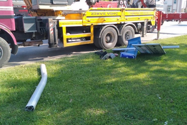 &Ccedil;imento y&uuml;kl&uuml; TIR devrildi