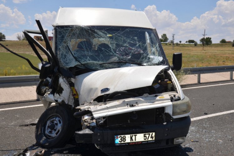 Kayseri'de minib&uuml;s sondaj kamyonuna &ccedil;arptı: 6 yaralı