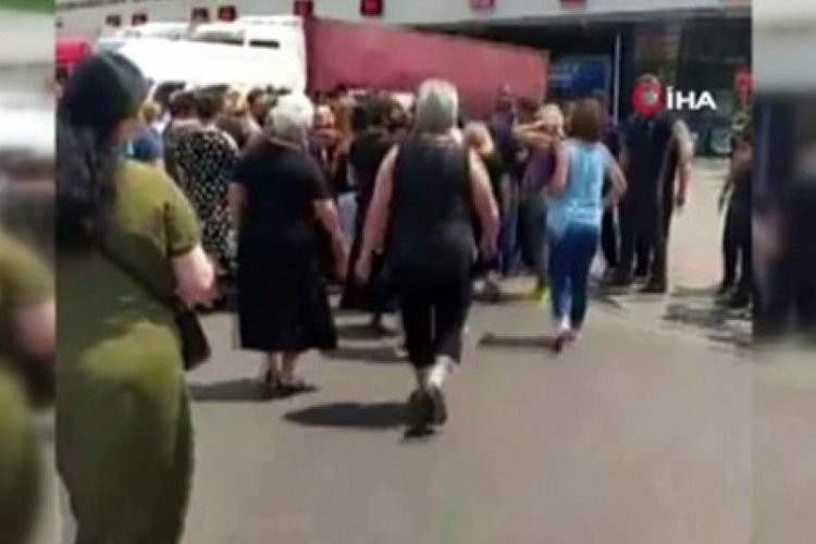 G&uuml;rcistanlı kadın iş&ccedil;iler, Sarp Sınır Kapısı'nın a&ccedil;ılmamasını protesto etti