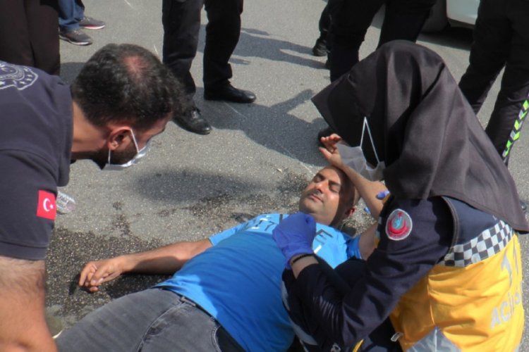 Talihli kazazedeye yoldan ge&ccedil;en doktor yetişti