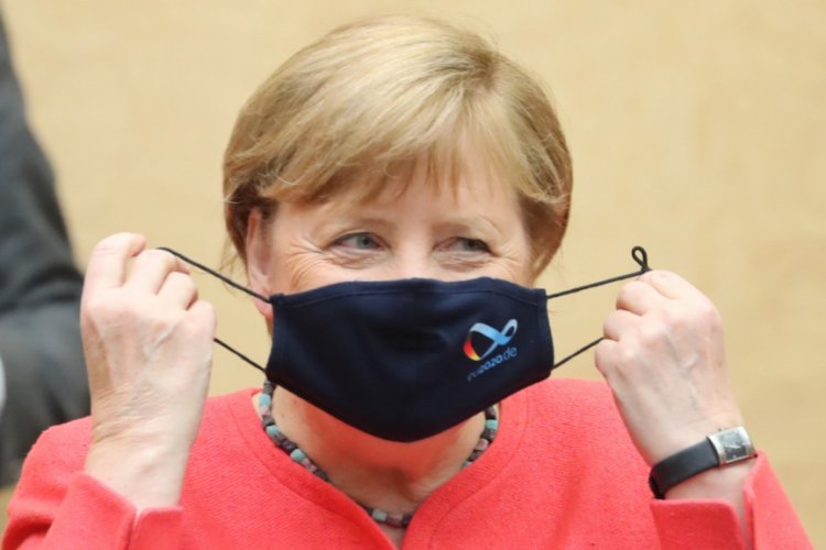 Merkel, eleştiriler &uuml;zerine ilk kez maskeli g&ouml;r&uuml;nt&uuml;lendi