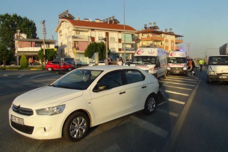 Kırmızı ışıktaki araca arkadan &ccedil;arptı