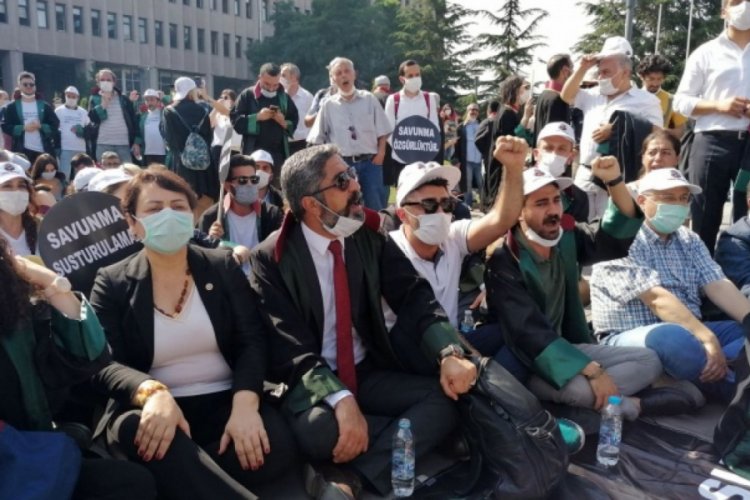 Avukatlar Ankara Adliyesi &ouml;n&uuml;nde oturma eylemi başlattı