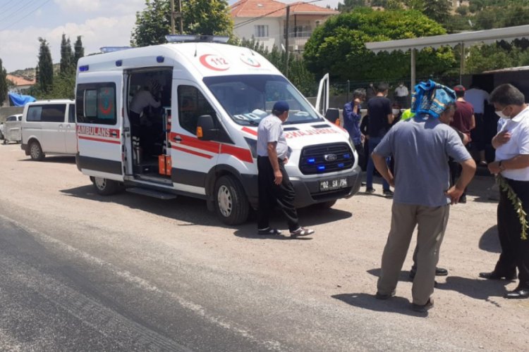 Adıyaman'da iki otomobil &ccedil;arpıştı