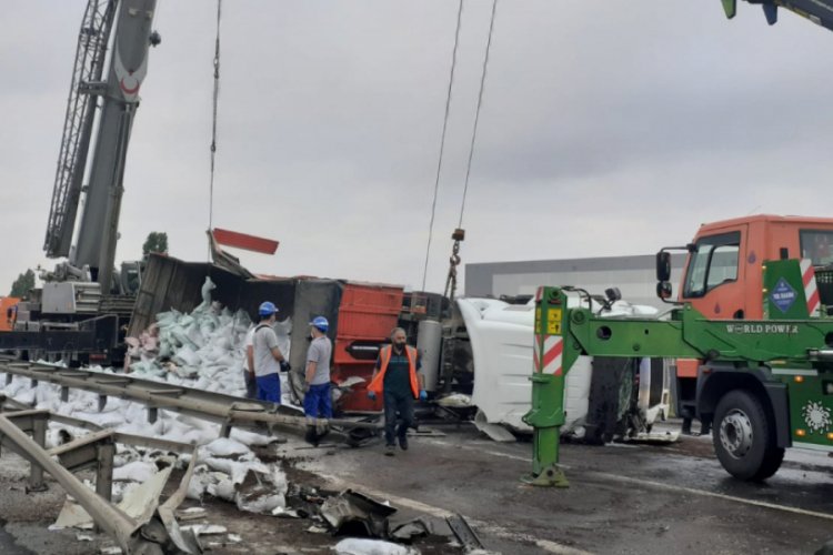 TEM Otoyolu'nda toprak y&uuml;kl&uuml; TIR devrildi, yol ulaşıma kapandı