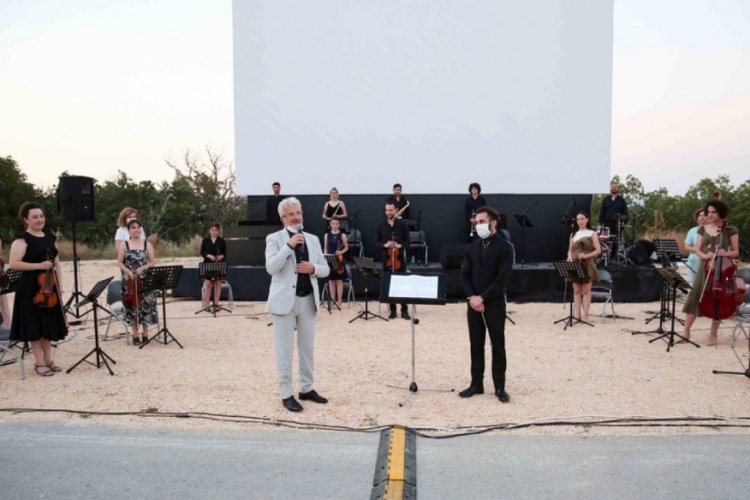 Bursa Nil&uuml;fer'de arabalı sinema nostaljisine konserli final