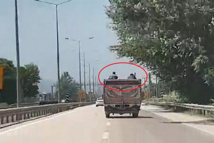 Bursa'da kamyon &uuml;st&uuml;nde tehlikeli yolculuk