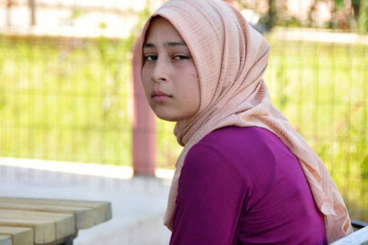 Sokak ortasında babasının annesini &ouml;ld&uuml;rmesine tanık oldu
