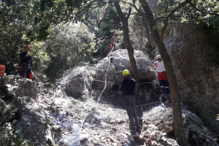 Bursa'da d&uuml;şme tehlikesi bulunan 50 tonluk kaya &ccedil;elik tellerle sarıldı