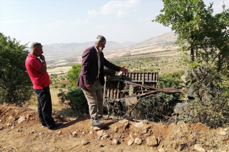 Trakt&ouml;r şarampole devrildi: 2 yaralı