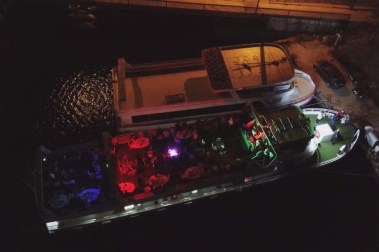 Koronavir&uuml;se aldırmadan yat partisi d&uuml;zenlediler