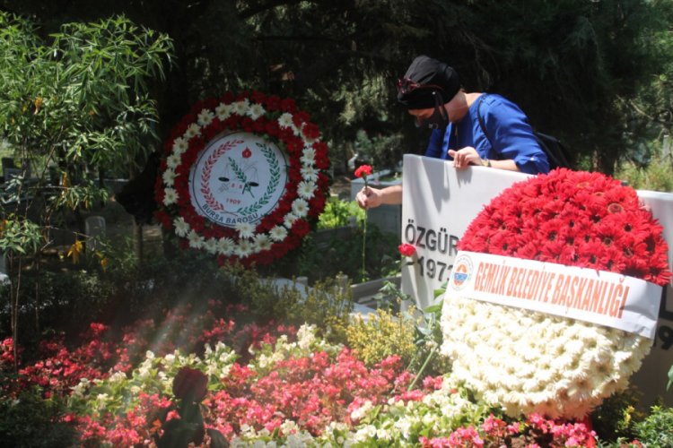 &Ouml;zg&uuml;r Aksoy Bursa'da mezarı başında anıldı