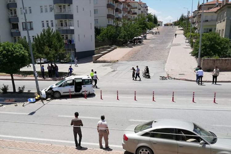 Hafif ticari aracın &ccedil;arptığı bisikletli &ccedil;ocuk yaşamını yitirdi