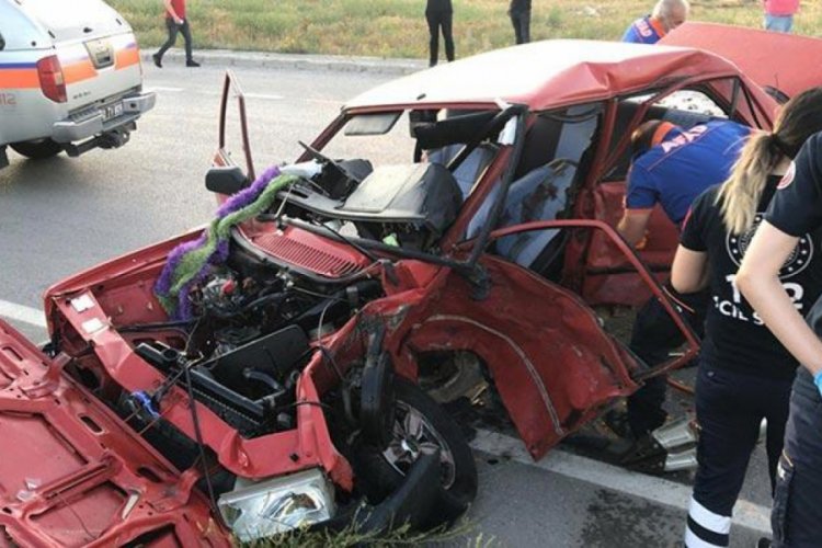 Otomobiller &ccedil;arpıştı: 2 &ouml;l&uuml;, 2 ağır yaralı