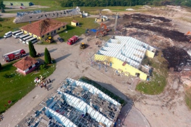 Havai fişek fabrikasındaki arama kurtarma &ccedil;alışmalarına ara verildi