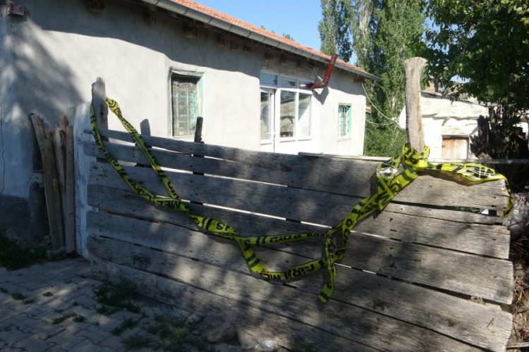 3 haftalık bebeğini boğarak &ouml;ld&uuml;rd&uuml;!