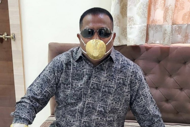 Korona vir&uuml;se karşı altın maske takıyor