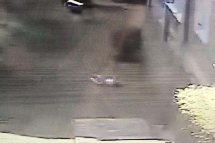 4 yaşındaki &ccedil;ocuğun 12'inci kattan d&uuml;şme anı kamerada