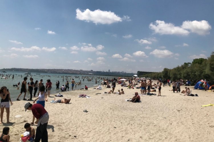 Plajlara akın eden vatandaşlar, sosyal mesafeyi hi&ccedil;e saydı