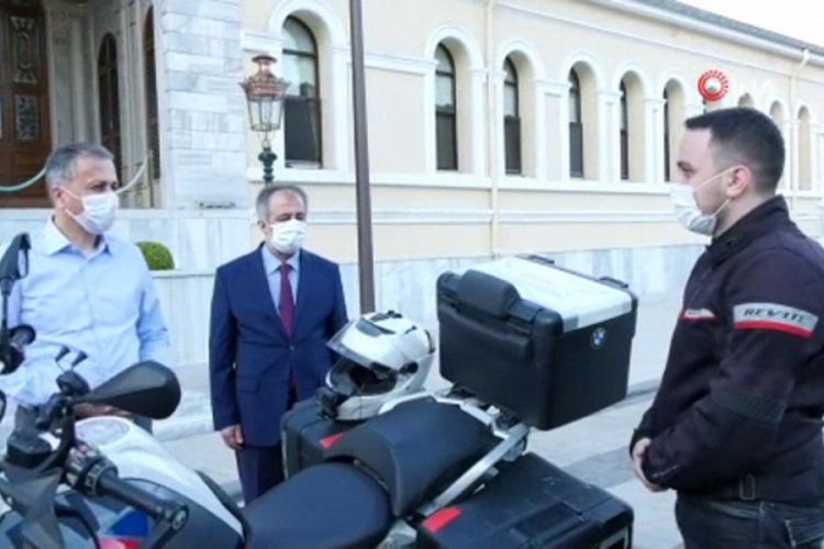 Vali Yerlikaya motosiklet &uuml;zerinde Kur'an-ı Kerim'i hatmedecek m&uuml;ezzini yolcu etti