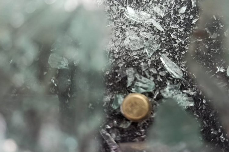 Maganda kurşunu park halindeki aracın camına isabet etti