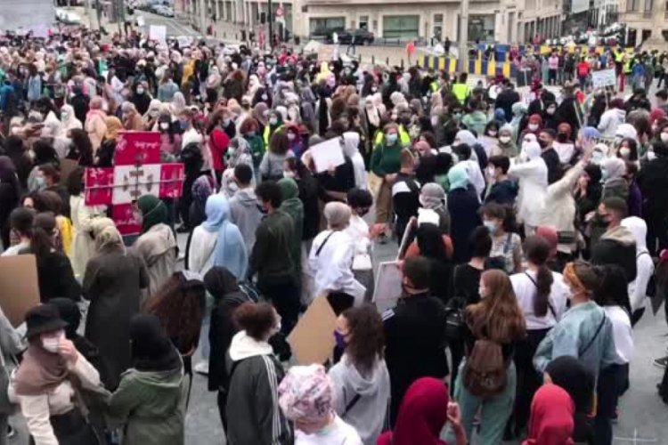 Br&uuml;ksel'de baş&ouml;rt&uuml;s&uuml; yasağı protesto edildi