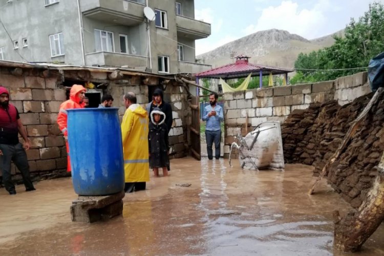 Van'da sel felaketinde 2 kişi ağır yaralı