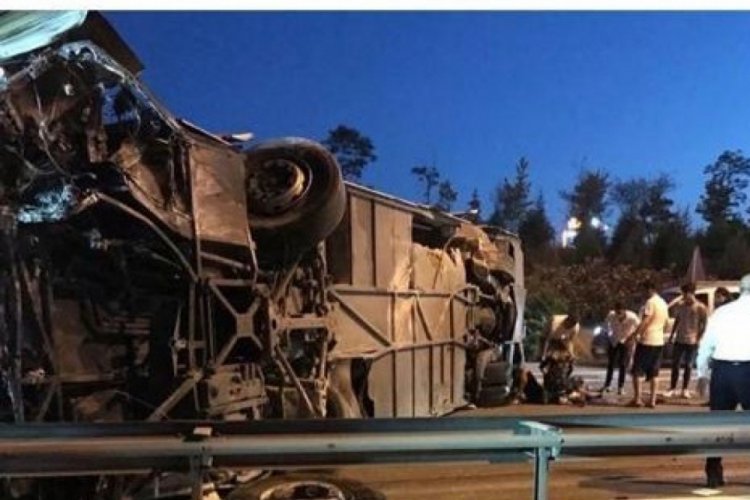 TEM'de yolcu otob&uuml;s&uuml; devrildi: 1 &ouml;l&uuml;, 17 yaralı