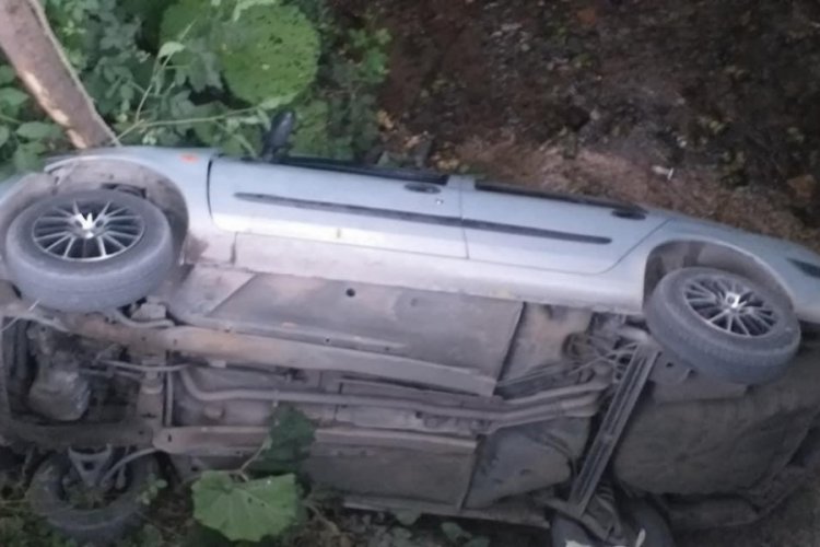 Taklalar atan otomobil dereye u&ccedil;madan ağa&ccedil; kurtardı
