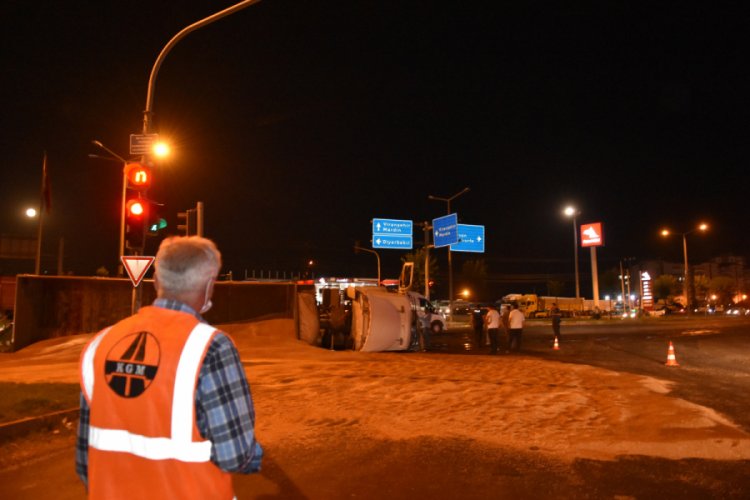 Buğday y&uuml;kl&uuml; tır devrildi: 1 yaralı
