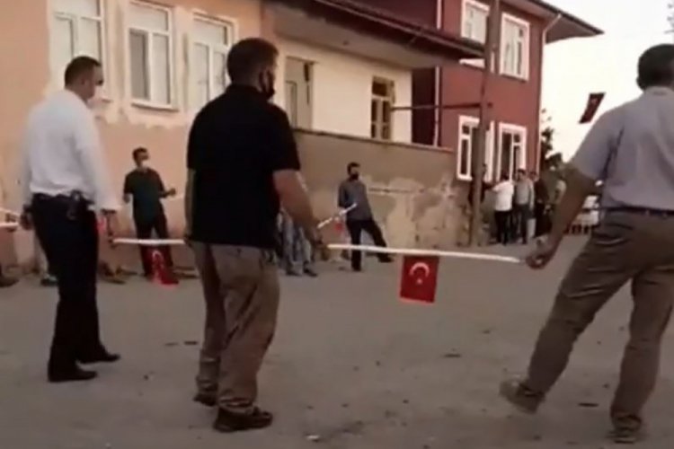 Maske ve mesafeli d&uuml;ğ&uuml;n halayı