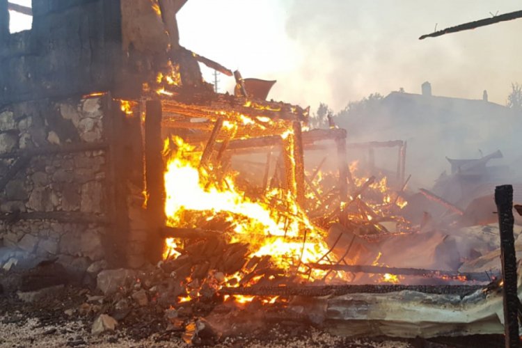 Karab&uuml;k'te 2 ev, samanlık ve trakt&ouml;r yandı