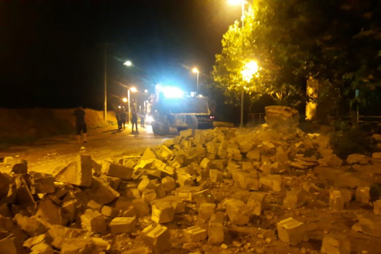 Manisa'da fırtına cami minaresini devirdi