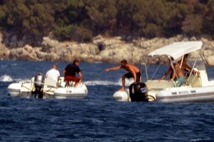 Kaptanı denize d&uuml;şen s&uuml;rat botu, kendi etrafında d&ouml;n&uuml;p durdu