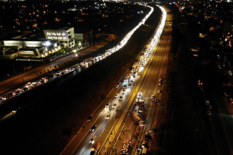 Devrilen otob&uuml;s&uuml;n kilitlediği TEM Otoyolu trafiğe a&ccedil;ıldı