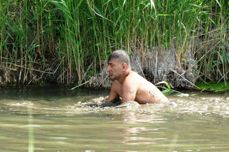 Balığı elleriyle yakalıyor