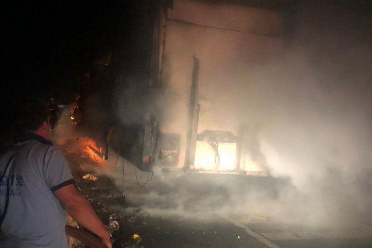 Seyir halindeki TIR'ın dorsesinde yangın &ccedil;ıktı