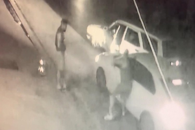 Eski erkek arkadaşı yolunu kesti, aracının camını tekmeyle kırdı