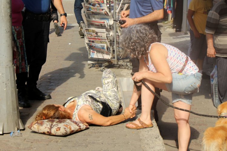 Beyoğlu İl&ccedil;e Emniyet M&uuml;d&uuml;rl&uuml;ğ&uuml; &ouml;n&uuml;nde kadına silahlı saldırı